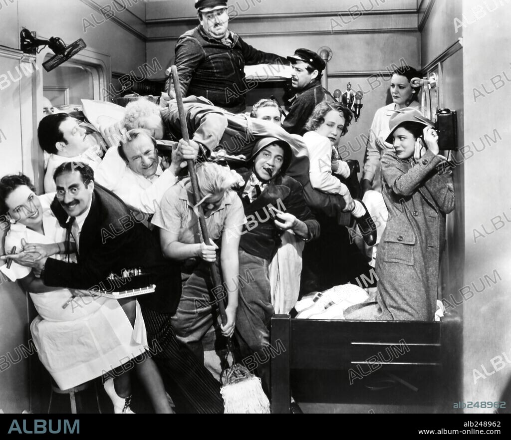 LOS HERMANOS MARX, CHICO MARX, GROUCHO MARX y HARPO MARX. CHICO MARX, GROUCHO MARX, HARPO MARX y THE MARX BROTHERS en UNA NOCHE EN LA ÓPERA, 1935 (A NIGHT AT THE OPERA), dirigida por SAM WOOD. Copyright M.G.M.