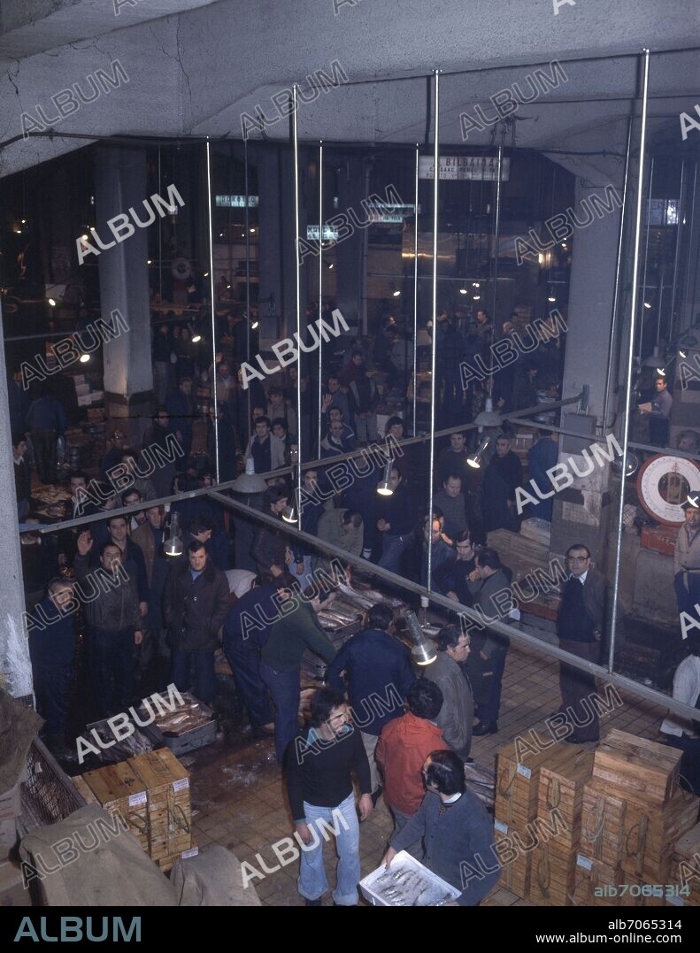 INTERIOR DEL MERCADO CENTRAL DE PESCADO EN EL ANTIGUO MERCADO DE LA PUERTA DE TOLEDO - FOTO AÑOS 70.