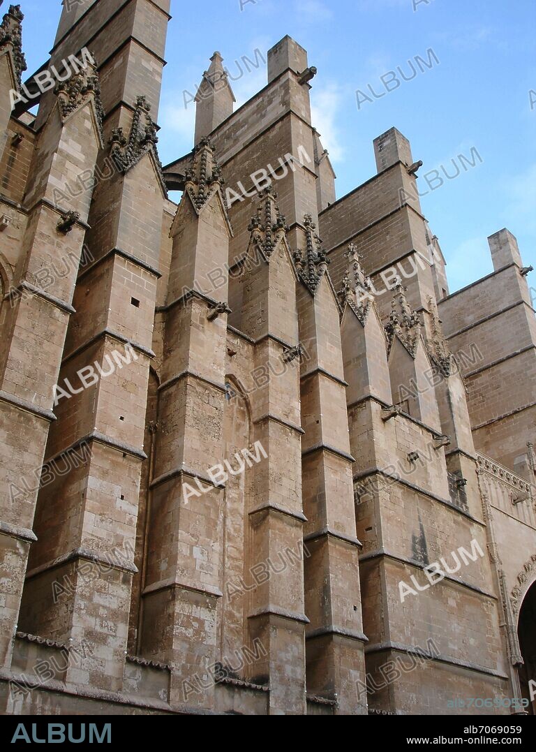 CONTRAFUERTES GOTICOS DE LA CATEDRAL DE PALMA DE MALLORCA - SIGLOS XIV Y XV.