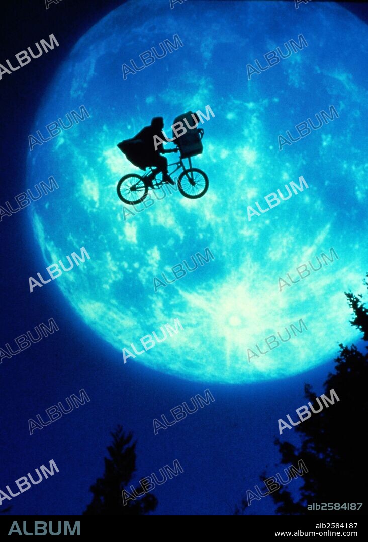 Affiche de E.T., L'EXTRA-TERRESTRE, 1982 (E. T. THE EXTRA-TERRESTRIAL), réalisé par STEVEN SPIELBERG. Copyright UNIVERSAL PICTURES.