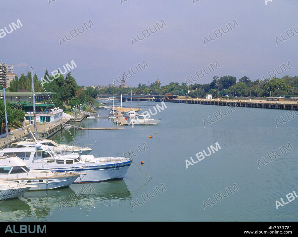 RIO GUADALQUIVIR CON YATES Y VELEROS EN EMBARCADERO.