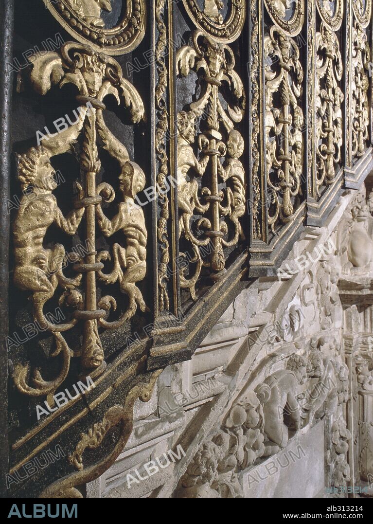 Catedral de Burgos, iniciada en el año 1221 y finalizada en el s.XVI. Escalera Dorada, en el interior de la catedral.