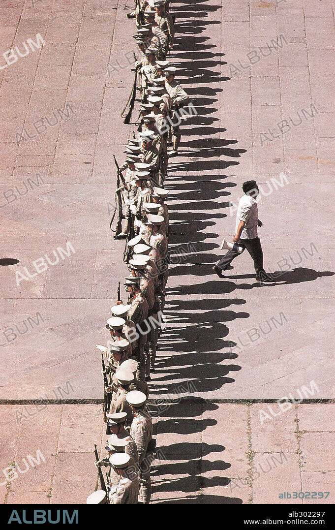 EL ÚLTIMO EMPERADOR, 1987 (THE LAST EMPEROR), dirigida por BERNARDO BERTOLUCCI. Copyright COLUMBIA PICTURES.