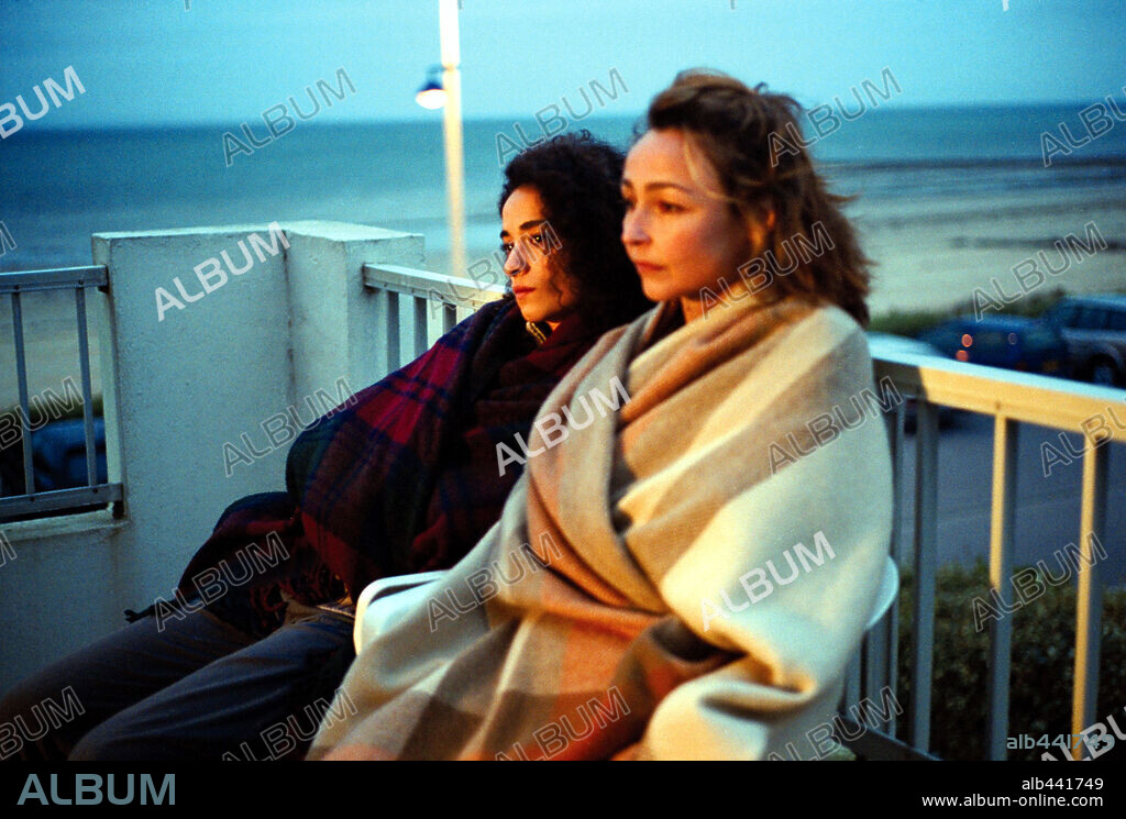 CATHERINE FROT et RACHIDA BRAKNI dans CHAOS, 2001, réalisé par COLINE SERREAU. Copyright LES FILMS ALAIN SARDE/ENILOC/FRANCE 2 CINEMA.