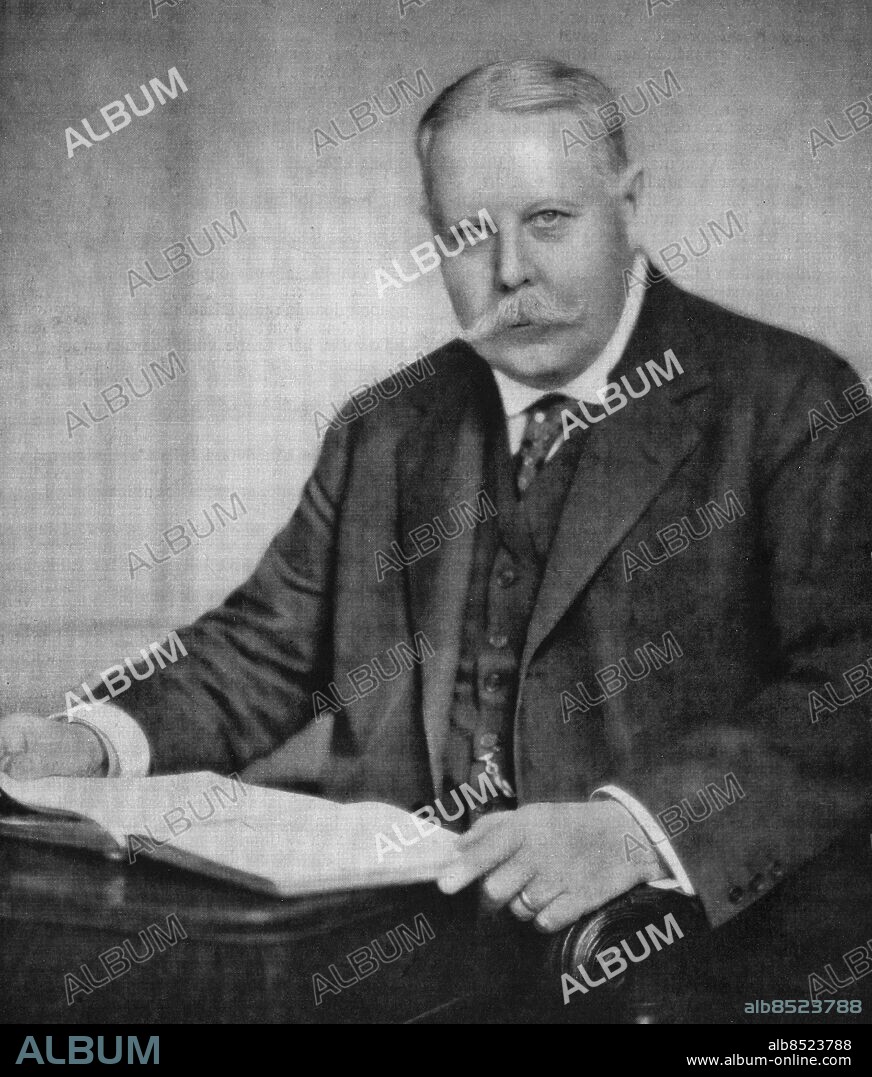 ARKIV omkring 1930. Hjalmar von Sydow, jurist, riksdagsman (höger), verkställande direktör i SAF 1907-31. Von Sydow mördades i sitt hem 7 mars 1932 tillsammans med två av sina anställda. Mördare var von Sydows son, Fredrik, som dagen därpå tog sitt eget och sin frus liv.. Foto: DN / SCANPIX / Kod: 192. ** SVD OUT **.