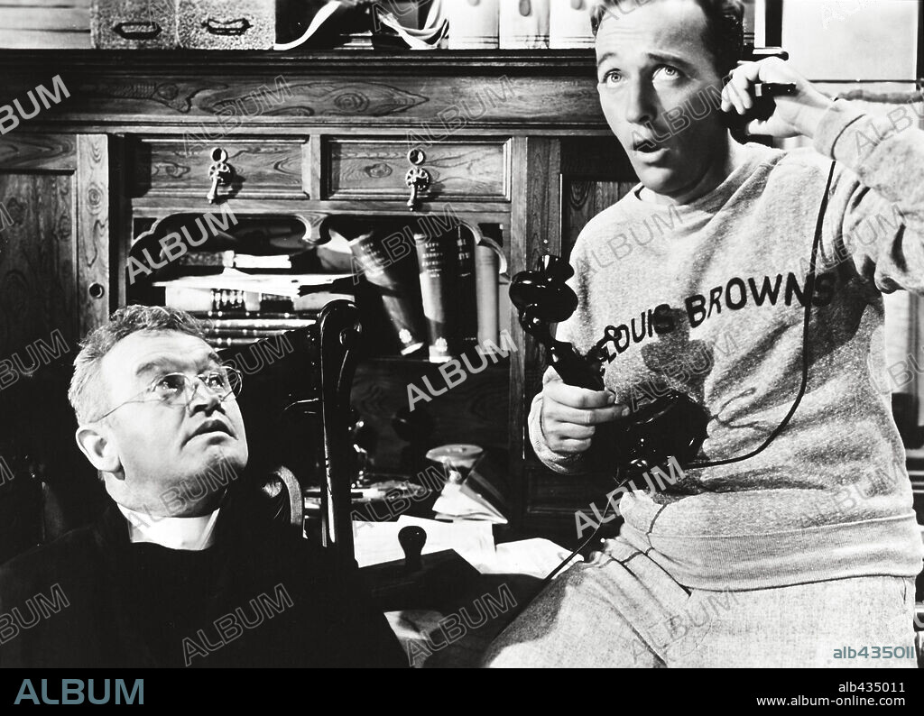 BARRY FITZGERALD and BING CROSBY in GOING MY WAY, 1944, directed by LEO MCCAREY. Copyright PARAMOUNT PICTURES.