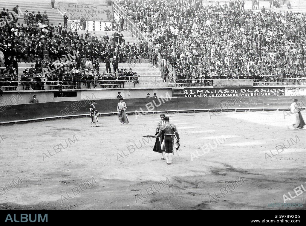 Mexico. Morenito de Algeciras, Giving the alternative to the Mexican Merced Gómez, on December 1st. Plaza "el Toreo" Photo: Almagro.