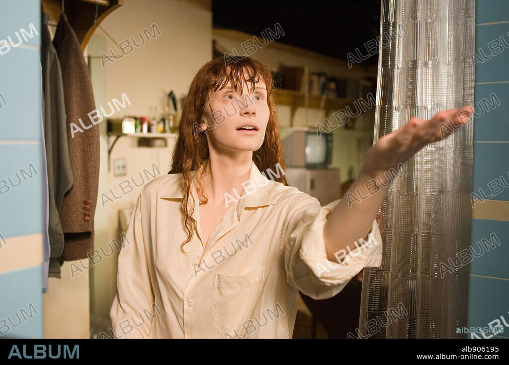 BRYCE DALLAS HOWARD en LA JOVEN DEL AGUA, 2006 (LADY IN THE WATER), dirigida por M. NIGHT SHYAMALAN. Copyright WARNER BROS. PICTURES / MASI, FRANK.