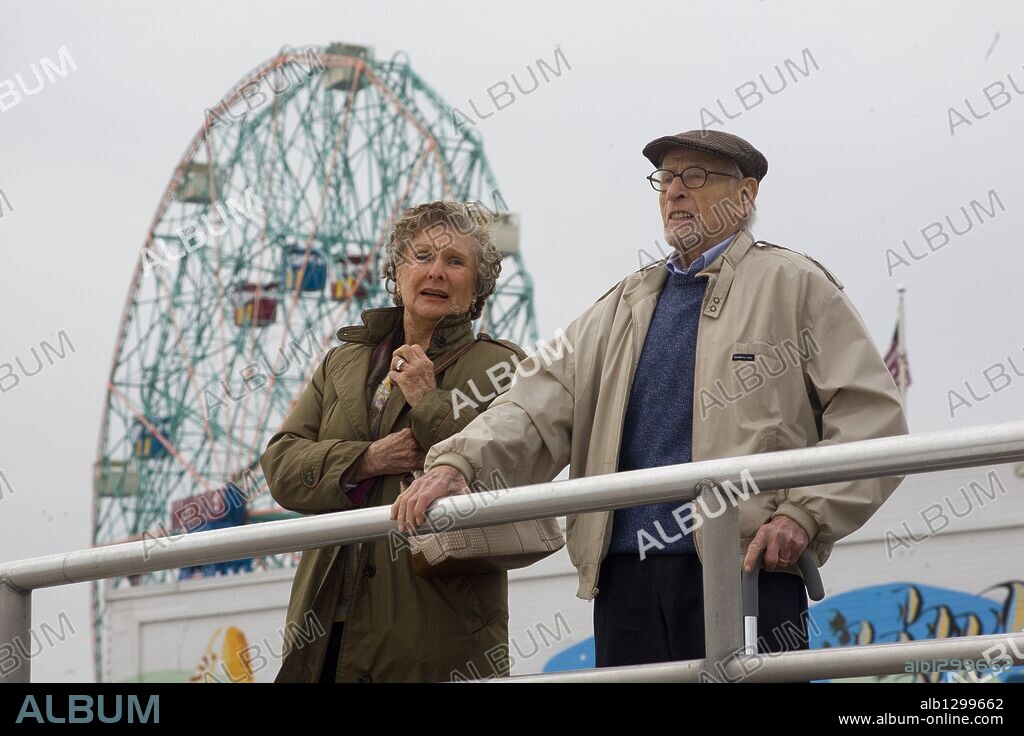 ELI WALLACH en NEW YORK, I LOVE YOU, 2009, dirigida por BRETT RATNER, FATIH AKIN, JOSHUA MARSTON, MIRA NAIR, NATALIE PORTMAN, SHEKHAR KAPUR, SHUNJI IWAI y YVAN ATTAL. Copyright PALM PICTURES.