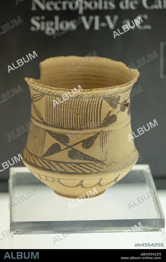 vaso de cerámica pintada de tradicion indigena, Necrópolis de Carratiermes, siglo I .a.C - I d.C. museo del Yacimiento arqueológico de Tiermes, Soria, comunidad autónoma de Castilla y León, Spain, Europe.