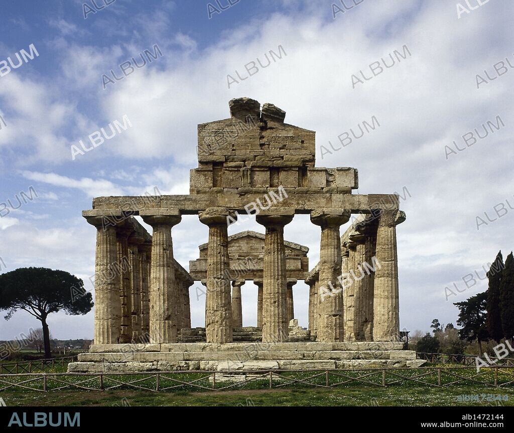 Magna Grecia. TEMPLO DE ATENEA. Construído a finales del siglo VI a. C. en estilo dórico. Vista del frente anterior. PAESTUM. Provincia de Salerno. Campania. Italia.