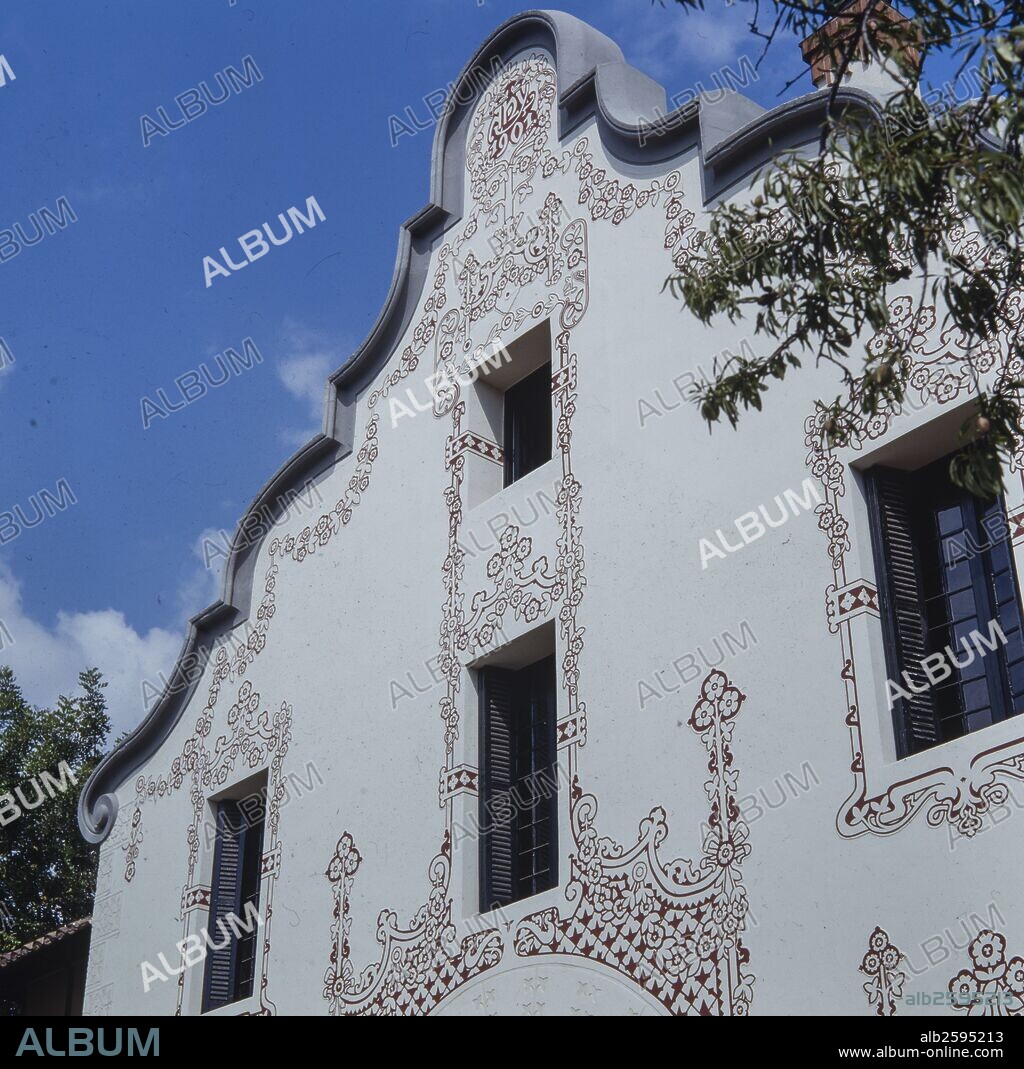 JOSEP PUIG I CADAFALCH. Casa Muntades, 1901. Fachada con remate mixtilineo y esgrafiados con motivos florales. Modernismo. Barcelona.