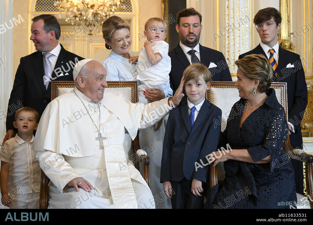 Grand Duchess Maria Teresa of Luxembourg, Grand Duke Henri of Luxemburg y PAPA FRANCISCO I. Luxembourg: NO LIBRI** Luxembourg, 2024/9/26.Pope Francis (2L) poses with Grand Duchess Maria Teresa of Luxembourg (R), Prince Guillaume Jean Joseph Marie (L), his wife Countess Stephanie de Lannoy (3L), Prince Charles Jean Philippe Joseph Marie Guillaume (C), Prince SÃ©bastien Henri Marie Guillaume (3L), at the Grand ducal palace in Luxembourg, during a four-day apostolic journey in Luxembourg and Belgium Photograph by VATICAN MEDIA / Catholic Press Photo (Credit Image: © Vatican Media/IPA via ZUMA Press).