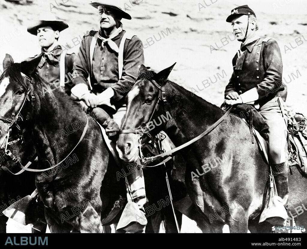HARRY CAREY JR., JOHN AGAR y JOHN WAYNE en LA LEGIÓN INVENCIBLE, 1949 (SHE WORE A YELLOW RIBBON), dirigida por JOHN FORD. Copyright RKO.