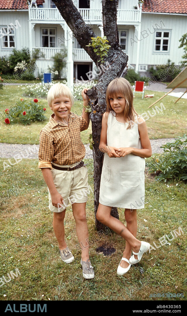 1972-06-16. DEN VITA STENEN TV-serie i tretton delar av Gunnel Linde i regi av Göran Graffman. Sänt första gången 1973-10-06. Foto: Bertil S-son Åberg / RiR / SVT / Kod: 5600 RiR 20556 färg Kortbyxor Klänningar persons: ULF HASSELTORP;JULIA HEDE sites: SVERIGE.
