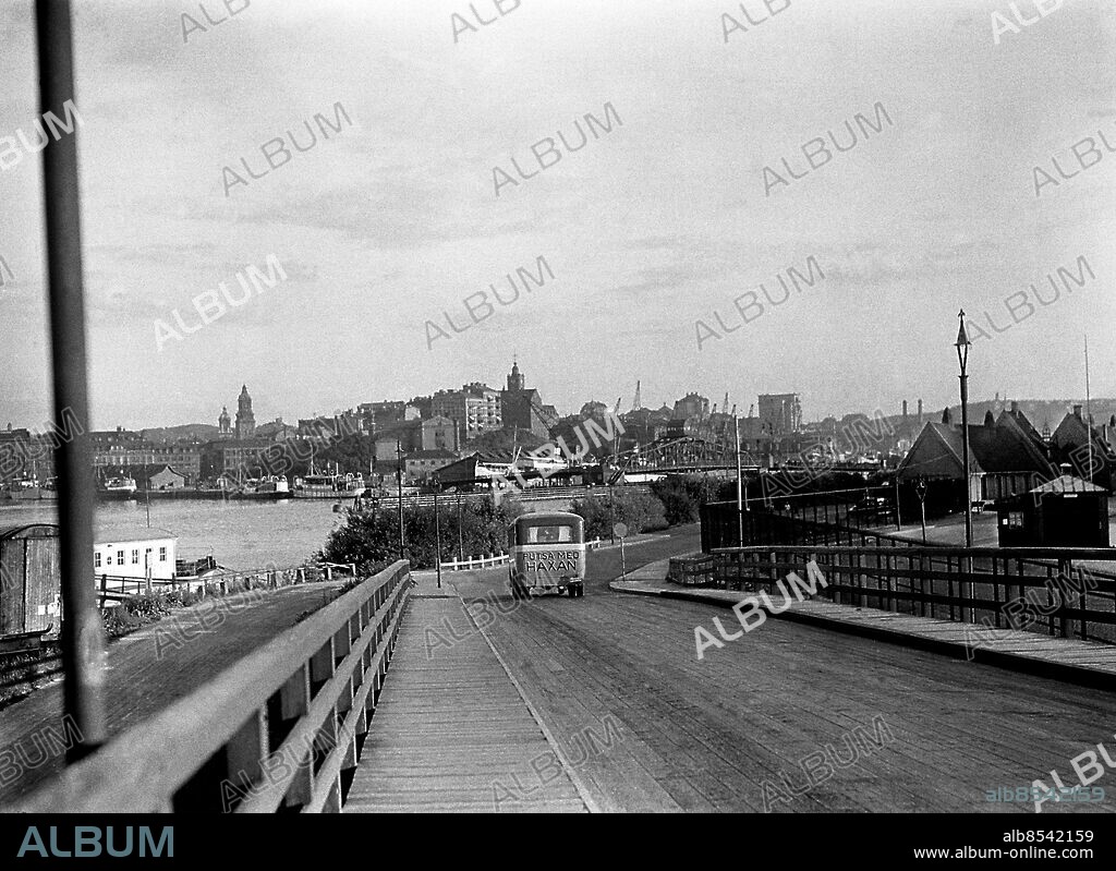ARKIV 1933 . Exteriör från Göteborg. På baksidan av bussen görs det reklam för Häxans putsmedel.. Exterior from Gothenburg.. Foto: TT / Kod 1900.