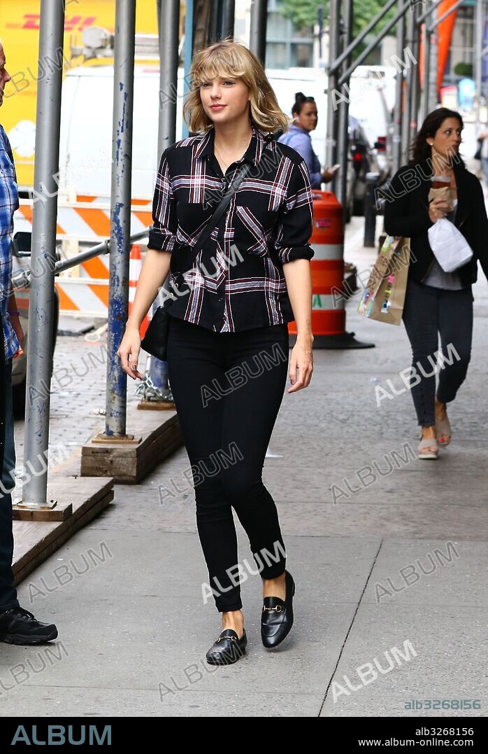September 28, 2016 - New York City, NY, United States - Singer Taylor Swift leaves her Tribeca apartment on September 28 2016 in New York City. 28/09/2016