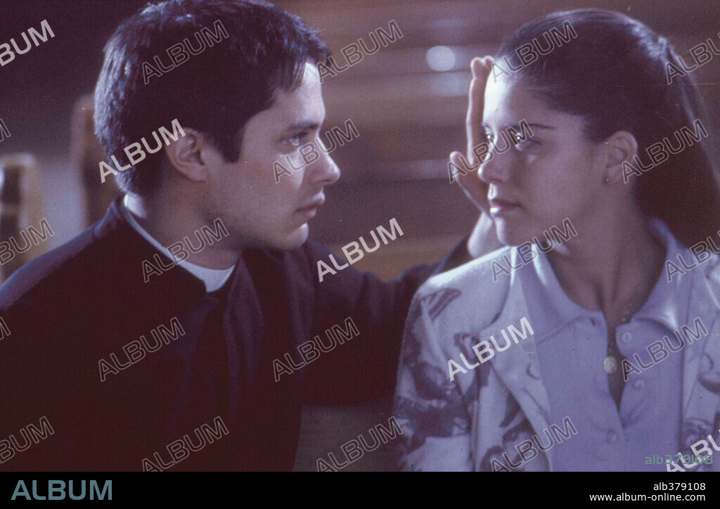 GAEL GARCIA BERNAL y SANCHO GRACIA en EL CRIMEN DEL PADRE AMARO, 2002, dirigida por CARLOS CARRERA. Copyright ALAMEDA FILMS.