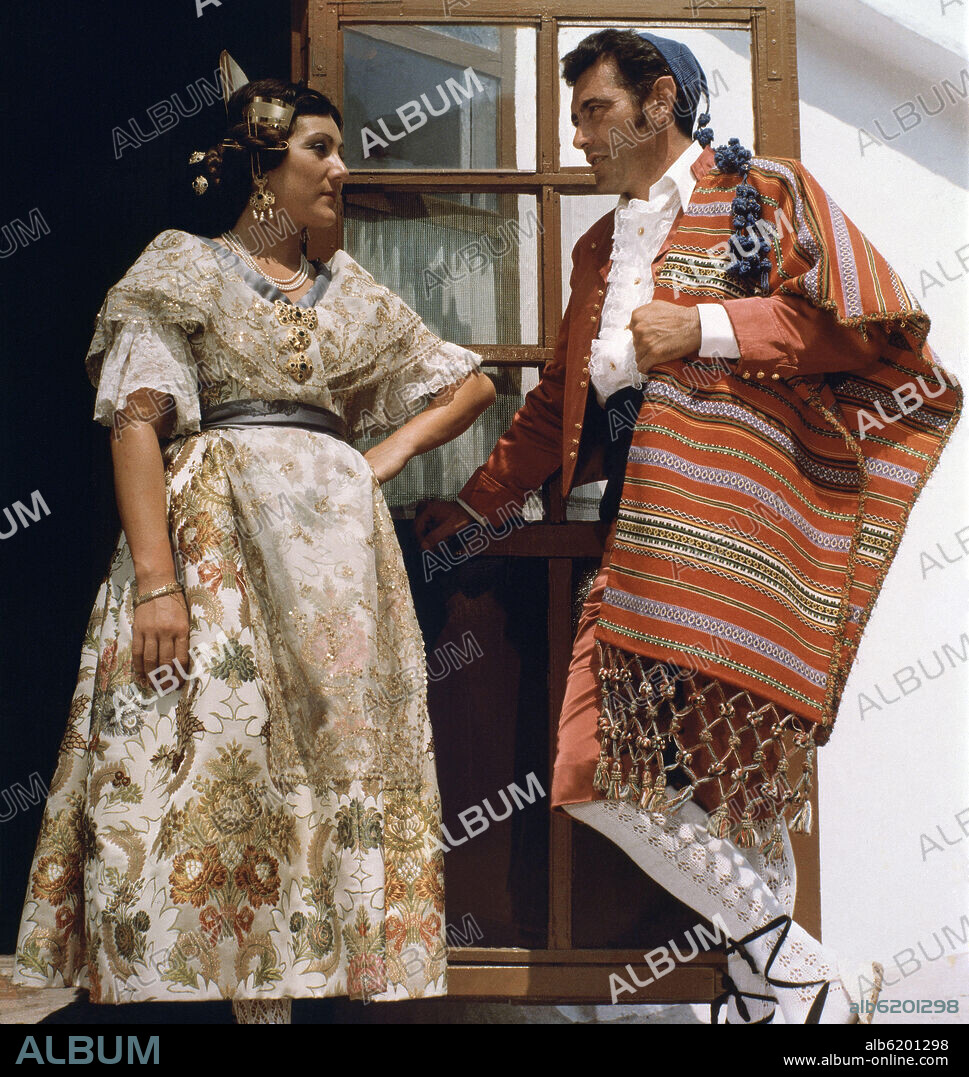 PAREJA EN TRAJE REGIONAL VALENCIANO A LA PUERTA DE LA BARRACA.