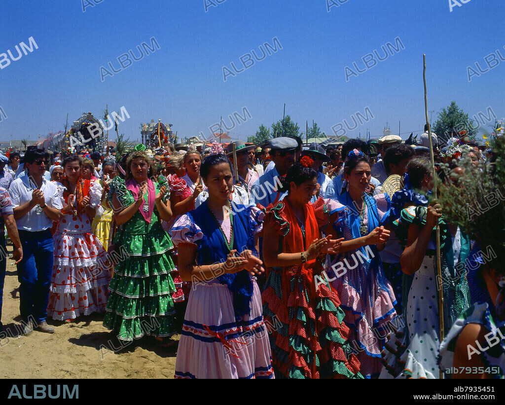 ROCIERAS EN TRAJE FLAMENCO - FOTO 1978.