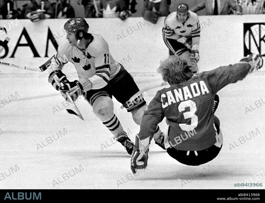 STOCKHOLM 1972-09-16. Swedens Lars-Eric Sjoberg after having his nose broke by Team Canadas Vic Hadfield during a "friendly" ice hockey game in Stockholm, Sweden September 16, 1972. Foto: Jan E Carlsson / DN / SCANPIX / Kod: 11. ** SVD OUT **.