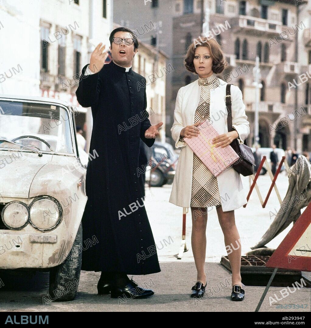 LOREN SOPHIA / LOREN SOFIA 1934/ and MARCELLO MASTROIANNI. MARCELLO MASTROIANNI and SOPHIA LOREN in THE PRIEST'S WIFE, 1971 (LA MOGLIE DEL PRETE), directed by DINO RISI. Copyright CHAMPION FILM/EDIT.