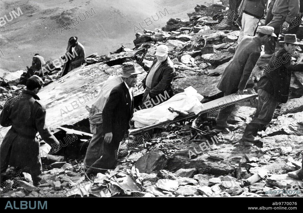 4 octubre 1964. Accidente de aviación en Granada. Un Dc 6 francés se estrella en el pico goterón de Sierra Nevada. Traslado de las Víctimas al cementerio de Granada, donde Recibirían sepultura.