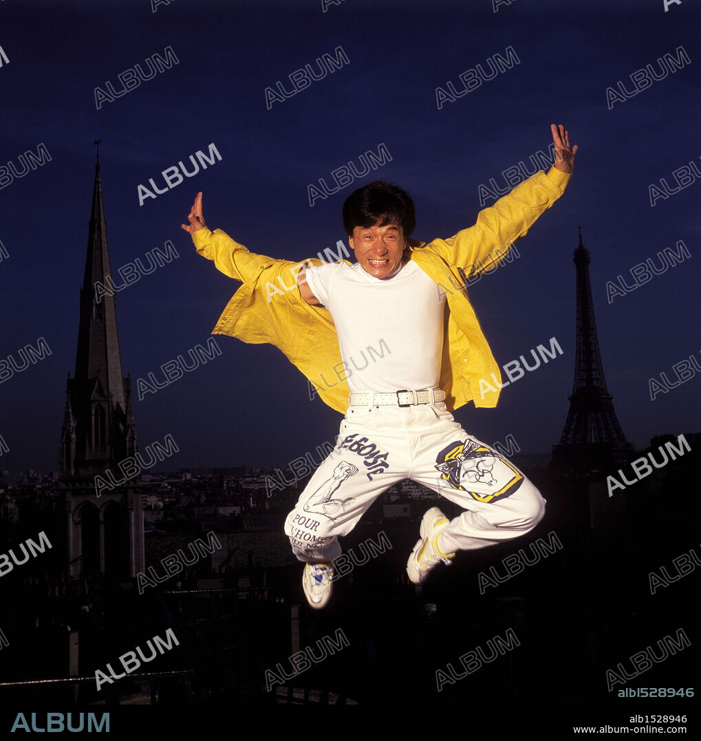JACKIE CHAN in RUSH HOUR, 1998, directed by BRETT RATNER. Copyright NEW LINE CINEMA.