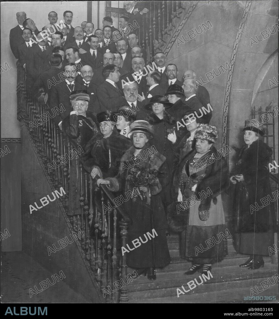 Madrid, 08/04/1919. En la casa de Blanco y Negro y ABC. La ilustre escritora Sofía Casanova (1), con las condesas de Romanones (2), Emilia Pardo Bazán (3), y Bugallal (4), doña Blanca de los Ríos (5) y otras distinguidas personalidades que asistieron al homenaje tributado ayer a la  primera, por los obreros de Prensa Española.
