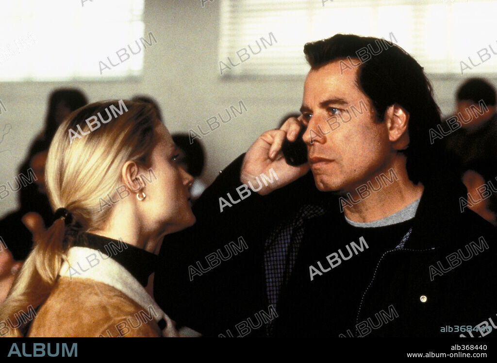 TERI POLO y TRAVOLTA JOHN. JOHN TRAVOLTA y TERI POLO en FALSA IDENTIDAD, 2001 (DOMESTIC DISTURBANCE), dirigida por HAROLD BECKER. Copyright PARAMOUNT PICTURES.