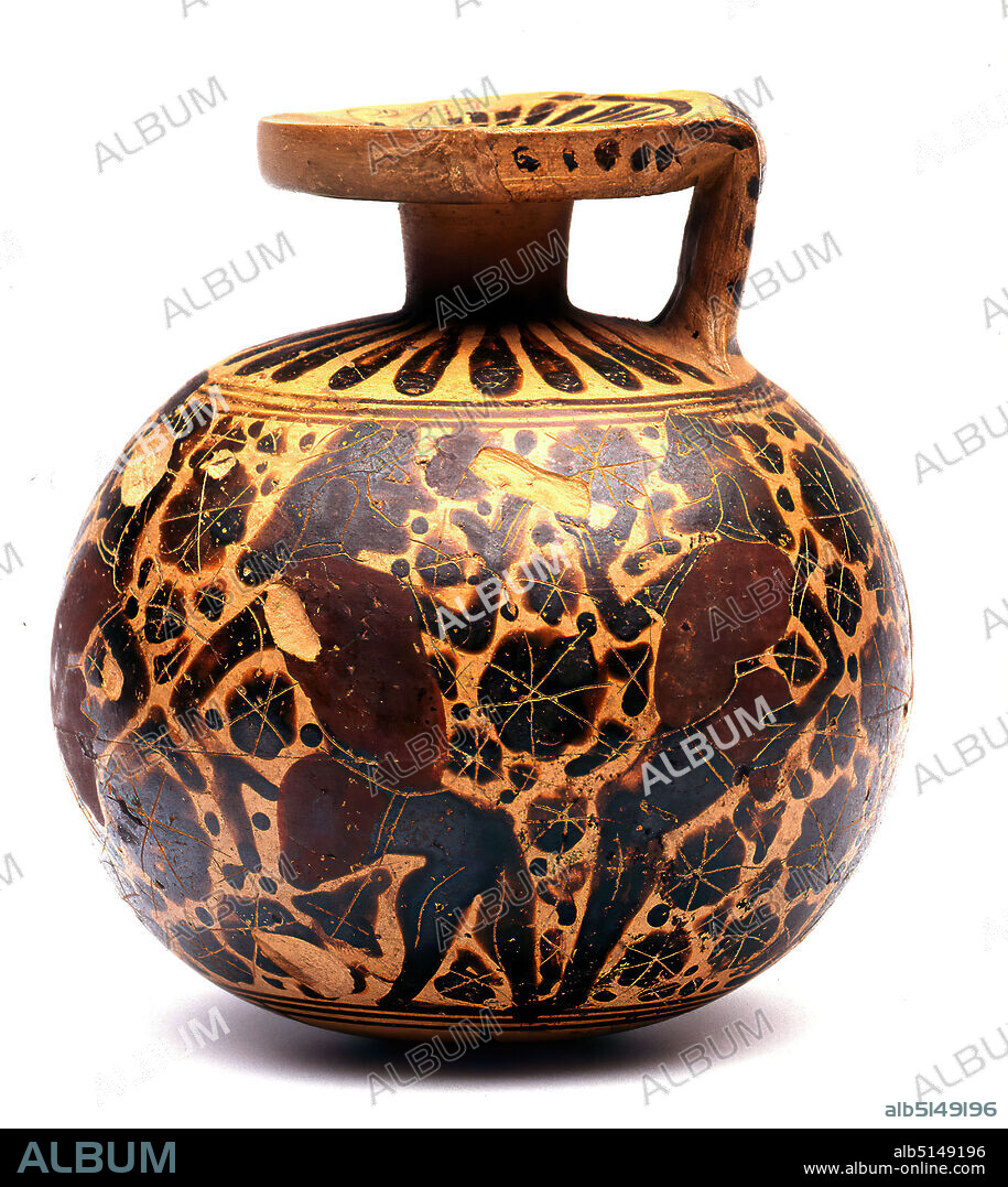 Ballaryballos ('pot belly dancers'), Formerly Ernest Brummer Collection, clay, disc-turned, painted (ceramic), fired (ceramic), Total: Height: 10.6 cm; Diameter: 9.8 cm; Muzzle diameter: 5.1 cm, ceramic, dancers, dance (at festivities), ornaments, early archaic, middle archaic, Greek antiquity, The shoulder of the spherical ointment vessel and the mouth plate are painted with a tongue band, the outside of the handle is decorated with a horizontal row of sticks. The base, on the other hand, is decorated with a seven-pointed star. In the late Corinthian manner, the surrounding picture zone is filled over and over with clinker rosettes alternating with dots of varnish. The outside of the vessel shows a total of seven bearded pot-bellied dancers: two pairs of opposite dancers and a group of three, all of whom are dressed in a red robe. The pot-bellied dancers are among the characteristic pictorial themes of Corinthian ceramics and refer to the exuberant dance after the feast. The vessel form on the other hand, the aryballos, belongs to the field of sports and was worn by the athletes on their wrists. It was filled with scented oil.