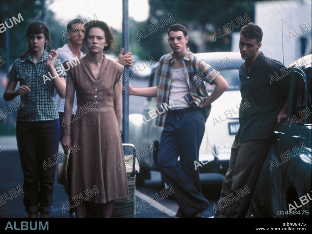 BRITTANY BYRNES, CRAIG HORNER, JESSE SPENCER, JUDY DAVIS and TIM DRAXL in SWIMMING UPSTREAM, 2003, directed by RUSSELL MULCAHY. Copyright METRO GOLDWYN MAYER / VALITUTTI, VINCE.