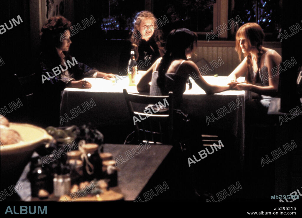 DIANNE WIEST, NICOLE KIDMAN, SANDRA BULLOCK und STOCKARD CHANNING in PRACTICAL MAGIC, 1998, unter der Regie von GRIFFIN DUNNE. Copyright WARNER BROTHERS / TENNER, SUZANNE.