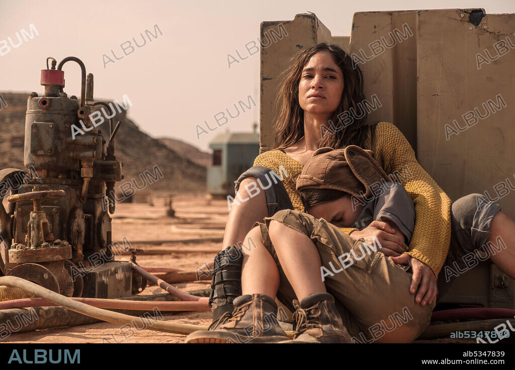BROOKLYNN PRINCE y SOFIA BOUTELLA en SOBREVIVIENDO EN MARTE, 2021 (SETTLERS), dirigida por WYATT ROCKEFELLER. Copyright Brittle-Star Pictures / Jericho Motion Pictures.