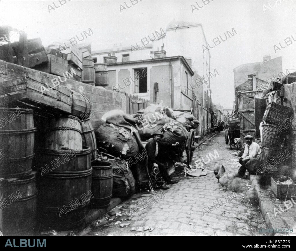Les zoniers : chiffonniers a la cite Trebert, Porte d'Asnieres. Photographie de 1913 par Eugene ATGET (1857-1927). Credit : Collection Vigne/KHARBINE-TAPABOR.