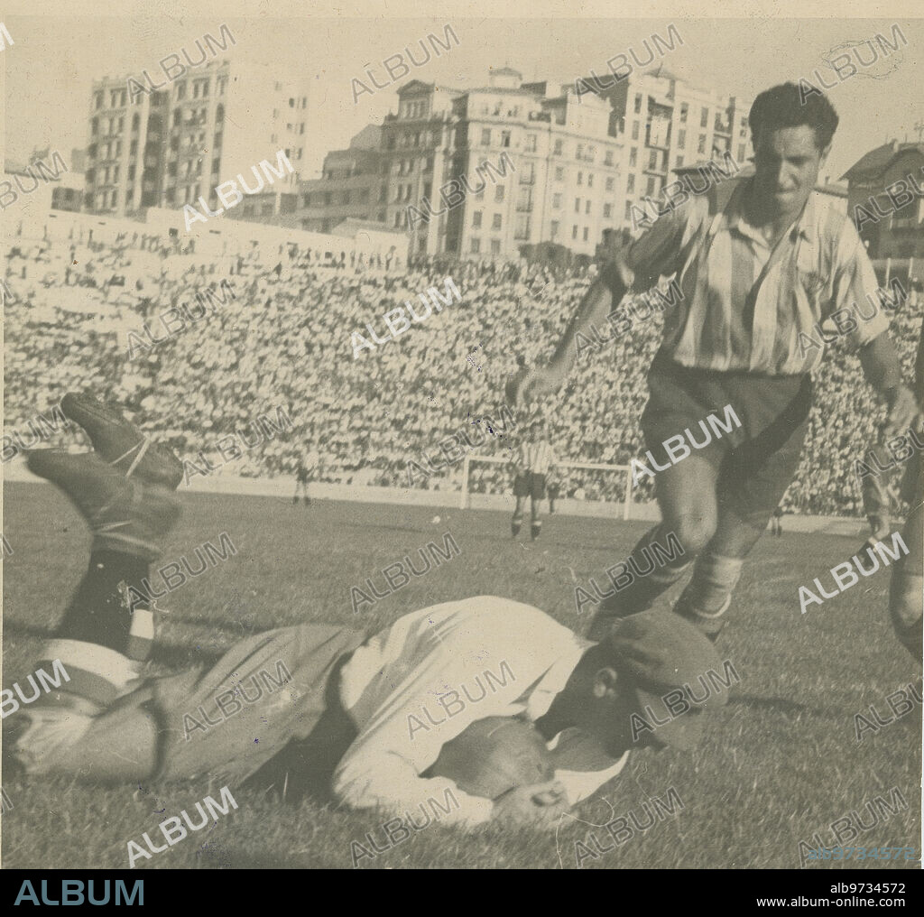 Madrid, 22/09/1946. Partido de liga disputado en el estadio Metropolitano entre el Atlético Aviación y el Sporting de Gijón, que terminó con el resultado de empate a 2. En la imagen, Lopez el portero gijonés se lanza alos pies del interior rojiblanco Campos.