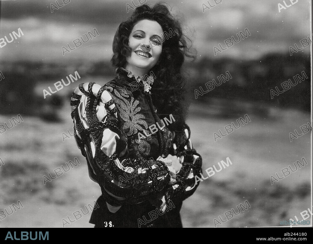 CONCHITA MONTES en DOMINGO DE CARNAVAL, 1945, dirigida por EDGAR NEVILLE.