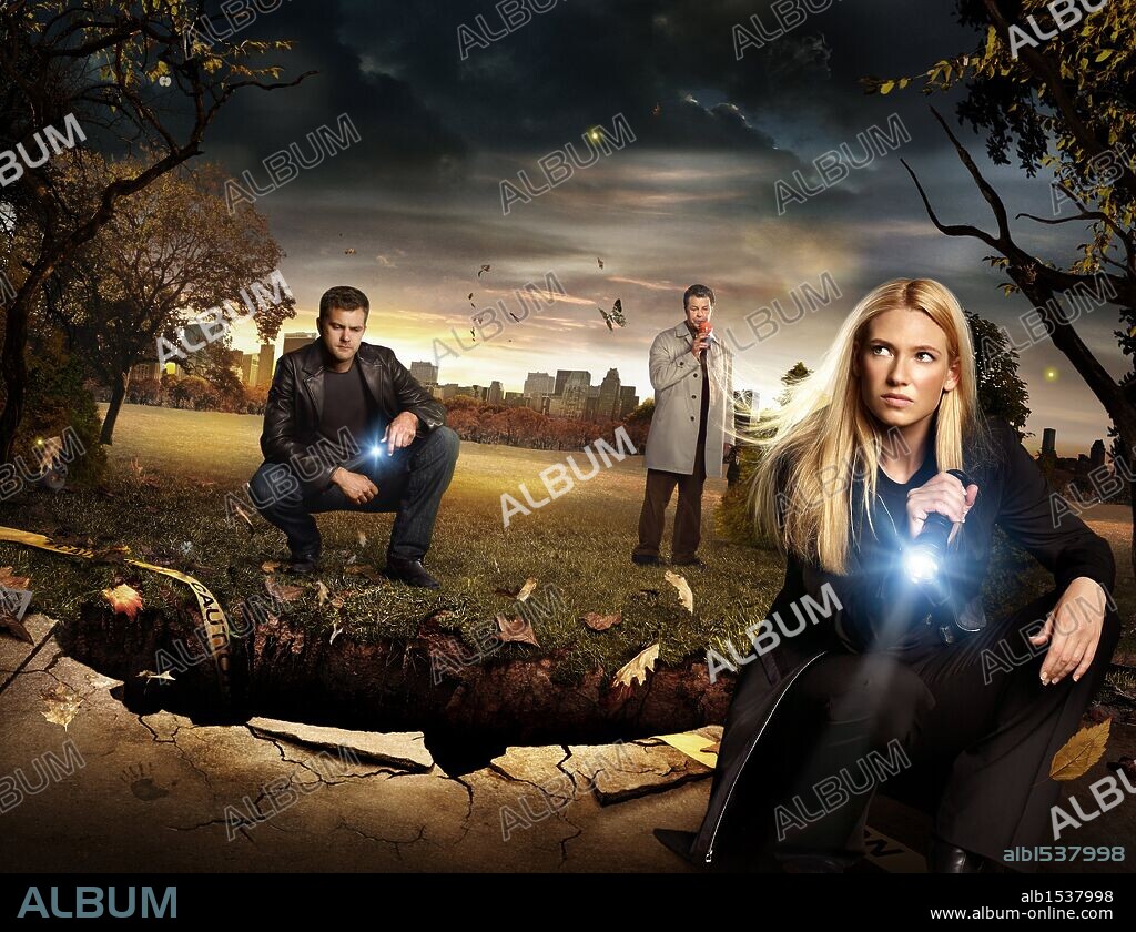 ANNA TORV, JOHN NOBLE y JOSHUA JACKSON en FRINGE-AL LIMITE, 2008 (FRINGE), dirigida por BRAD ANDERSON, JEANNOT SZWARC y JOE CHAPPELLE. Copyright BAD ROBOT/FRINGE ELEMENT FILMS.