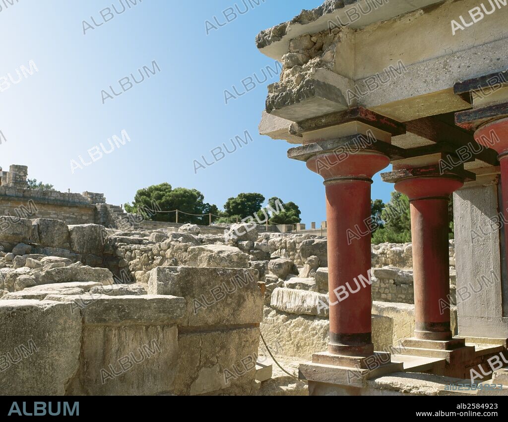 ARTE MINOICO. CRETA. PALACIO DE KNOSSOS (1700-1450 a. C.). Vista parcial de las ruinas del ALA ESTE. A la derecha de la imagen destaca la antigua ENTRADA NOROESTE del palacio, cuyas funciones eran de carácter religioso ya que bordeaba un Estanque Expurgatorio. GRECIA.