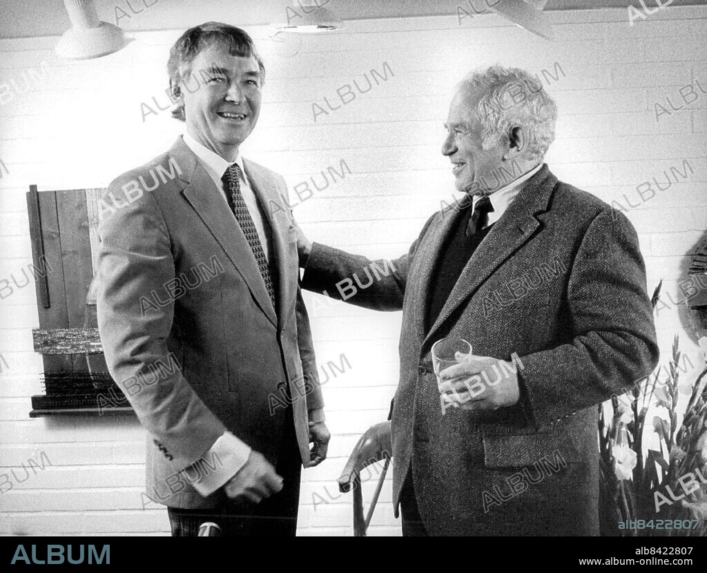Höganäs 1984-10-10. Bokföräggaren Rolf Janson (tv) tillsammans med den amerikanske författaren Norman Mailer. Bra Böcker i Höganäs har betalt en miljon för Mailers nya bok "Fjärran nätter". . Foto: Göran Strandberg / Skånereportage / TT / Kod: 37081.