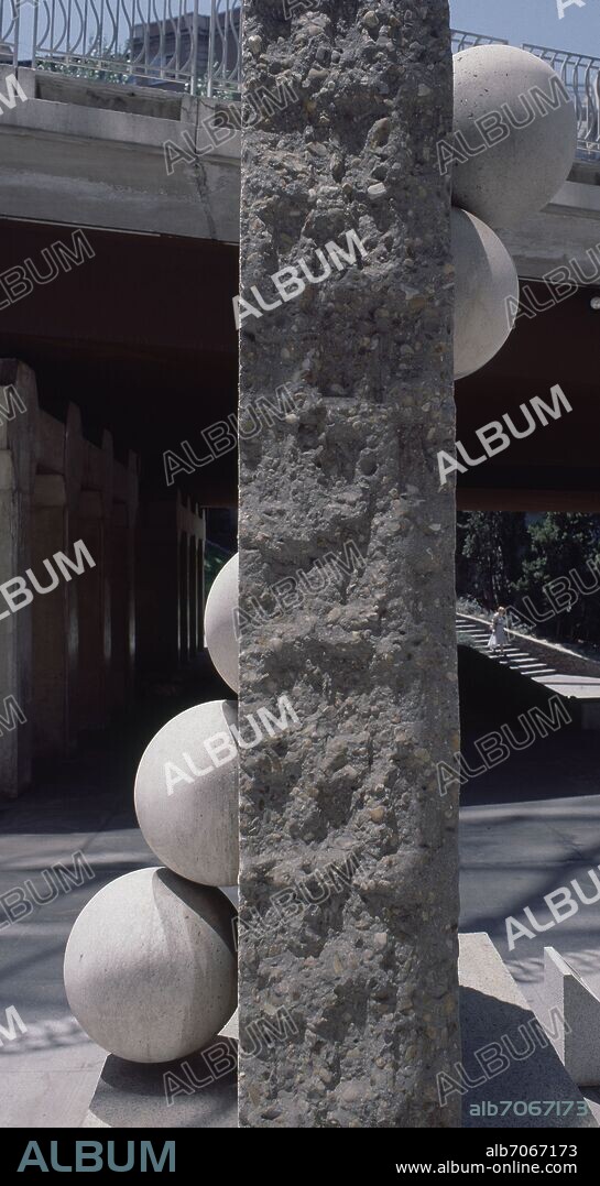 JOSEP MARIA SUBIRACHS (1927-2014). AL OTRO LADO DEL MURO - 1972 - HORMIGON Y PIEDRA CALIZA - 284x147x155 (16).