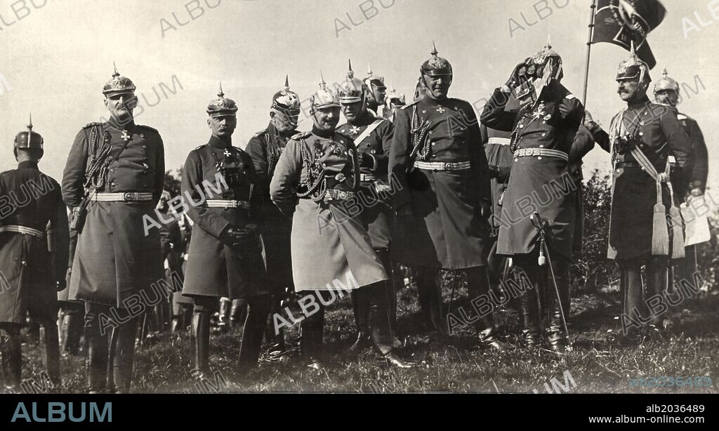 Guerra mundial 1914-1918. El kaiser Guillermo II y su estado mayor alemán en el frente. Año 1914.