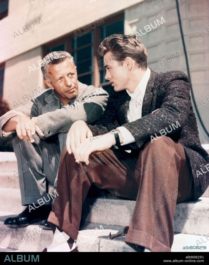 JAMES DEAN y NICHOLAS RAY en REBELDE SIN CAUSA, 1955 (REBEL WITHOUT A CAUSE), dirigida por NICHOLAS RAY. Copyright WARNER BROTHERS.