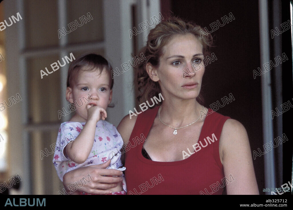JULIA ROBERTS in ERIN BROCKOVICH, 2000, directed by STEVEN SODERBERGH. Copyright UNIVERSAL PICTURES / MARSHAK, BOB.