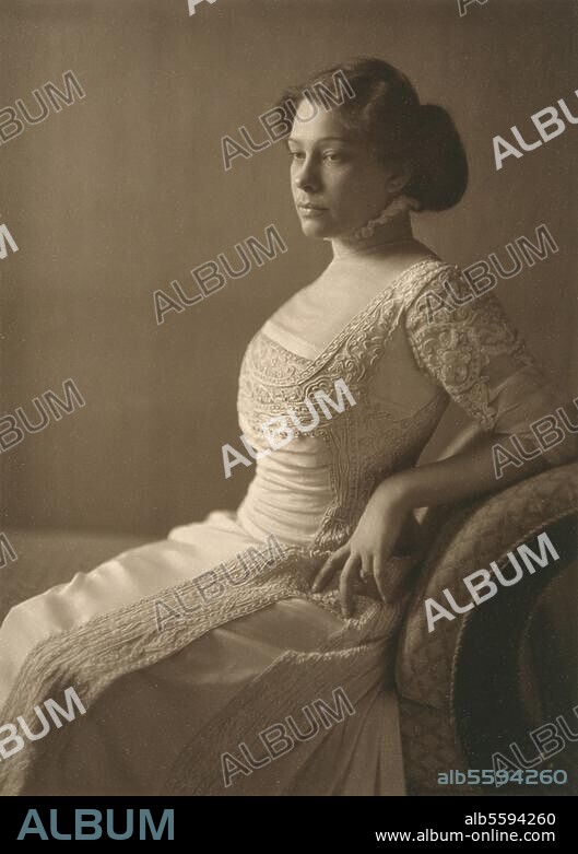 Durieux, Tilla (born Ottilie Godefroy). actress, Vienna 18.8.1880 - Berlin 21.2.1971. Portrait photo, c. 1910 (Jacob Hilsdorf). Bingen, Franz Toth Collection.