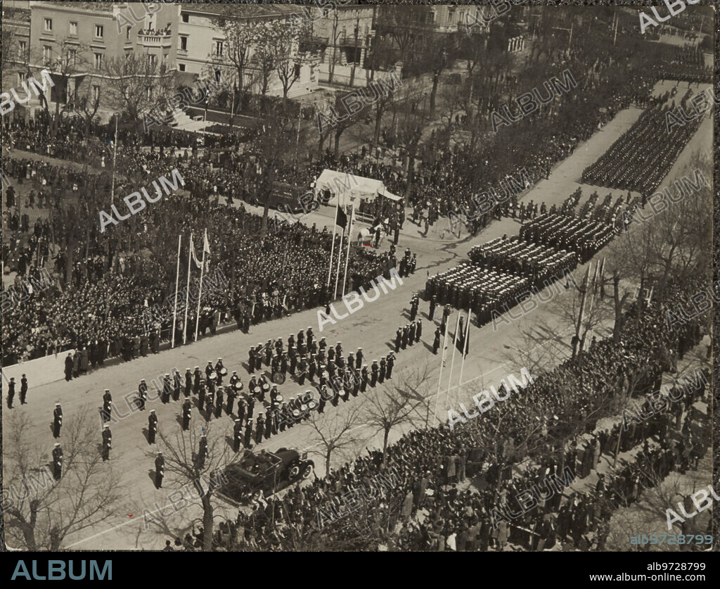 Madrid, 01/04/1942. Panoramic view of Avenida del Generalísimo (Paseo de la Castellana) at the moment when Franco was reviewing the forces prepared to parade.