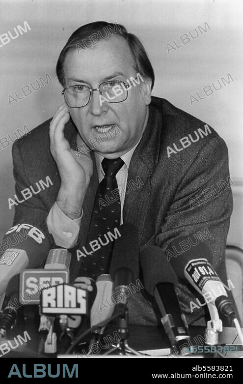 Rohwedder, Detlev Karsten ; industriel allemand, président de la Treuhand ; Gotha 16.10.1932 - Düsseldorf 1.4.1991 (. assassiné par la Fraction Armée Rouge (RAF) 7mois après son entrée en fonction). Rohwedder lors d'un communiqué de presse. Février 1991.