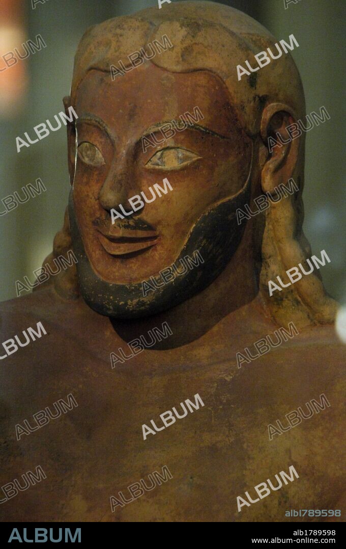 ARTE ETRUSCO. ITALIA. SARCOFAGO DE LOS ESPOSOS. Realizado en terracota con restos de policromía. Fechado hacia el 520-510 a. C. Pieza localizada en Cerveteri (Necrópolis de Banditaccia). Detalle rostro del marido. Museo del Louvre. París. Francia.