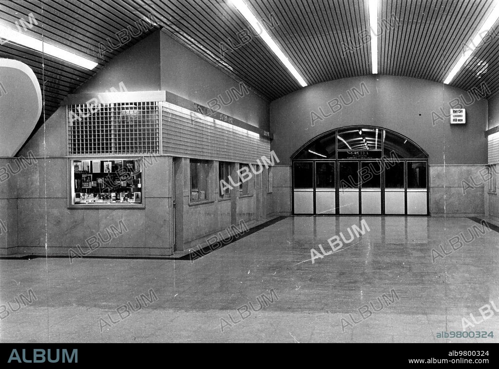 28 enero 1969. Vestíbulo del apeadero de Recoletos, Construido por el ministerio de Obras Públicas para los Servicios de Renfe. La cinta Fue cortada por el alcalde de Madrid, don Carlos Arias Navarro, acompañado por el director general de Transportes Terrestres, don Santiago Cruylles, y el vicepresidente del consejo de administración de Renfe, don Alfredo Moreno, entre Otras Personalidades.