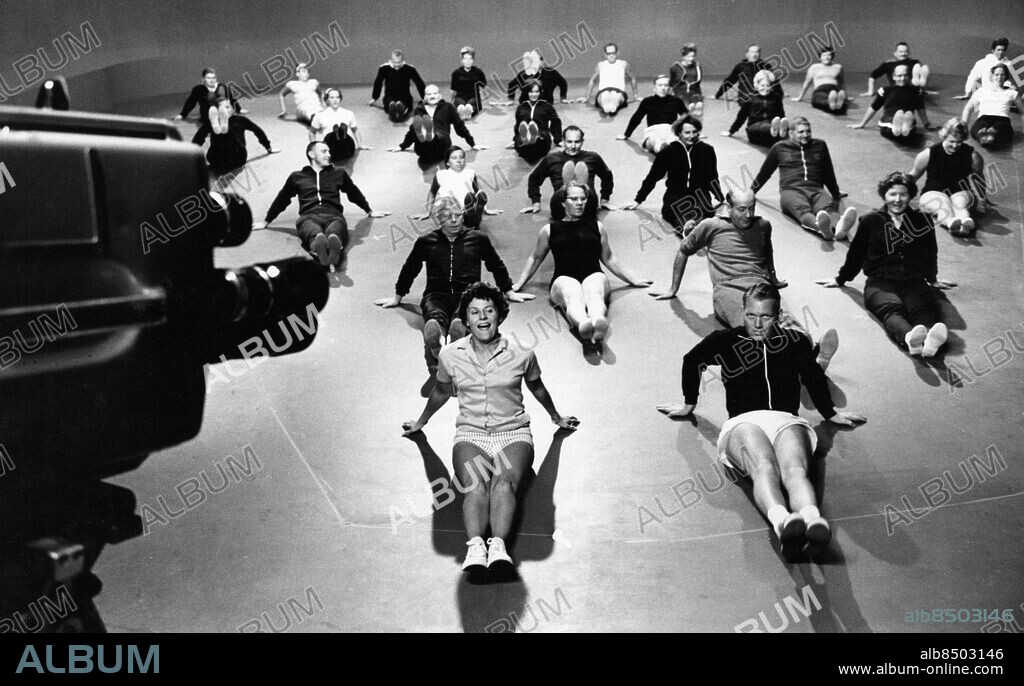 ARKIV 19631017.. Några motionärer har gymnastik i TV-programmet Träna med TV. Längst fram sitter programledarna Gun Hägglund och Bengt Bedrup.. Foto: Ulf Stråhle / SVT Bild / Kod: 5600. RiR sv/v 17003. Mapp: TV Träna med TV 1963.